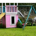 The Parrot Hotel, Live In A Rescue Animal Park Apartament