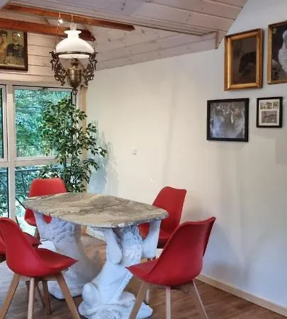 The Parrot Hotel, Live In A Rescue Animal Park Lejlighed Næstved