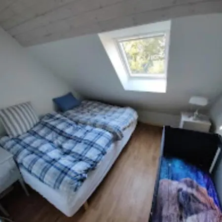 The Parrot Hotel, Live In A Rescue Animal Park Lejlighed Næstved