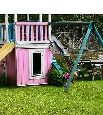 The Parrot Hotel, Live In A Rescue Animal Park Lejlighed