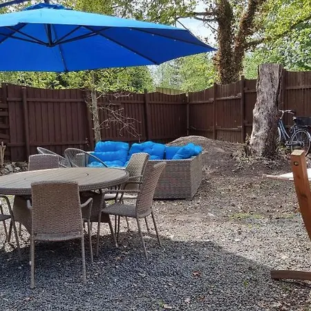 The Parrot Hotel, Live In A Rescue Animal Park