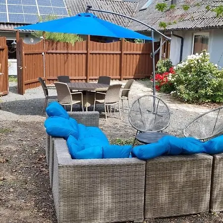 The Parrot Hotel, Live In A Rescue Animal Park Apartment Naestved