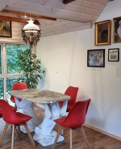 The Parrot Hotel, Live In A Rescue Animal Park شقة Næstved