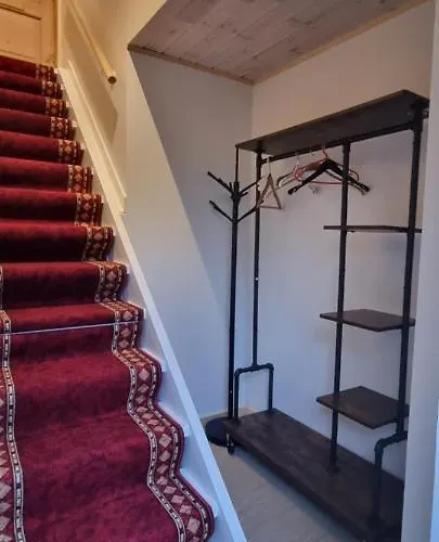 The Parrot Hotel, Live In A Rescue Animal Park