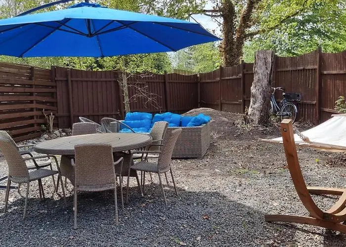 The Parrot Hotel, Live In A Rescue Animal Park